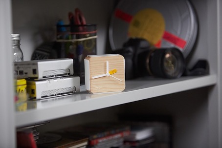 79% clock, designed by Andrei Chahine, in a cabinet. Deze klok bevraagt de inkomensongelijkheid tussen mannen en vrouwen.